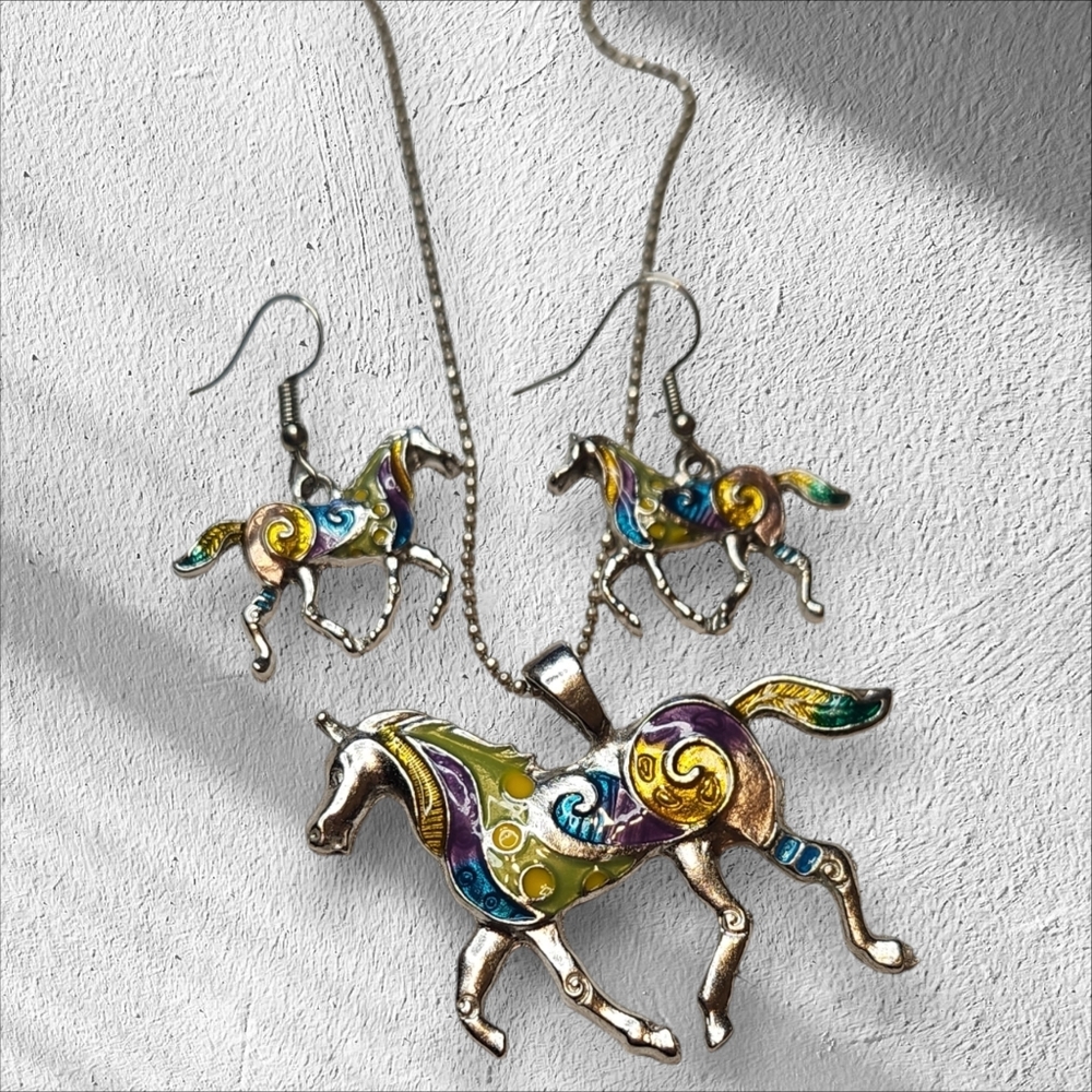 VINTAGE HOURSE NECKLACE & EARRING SET